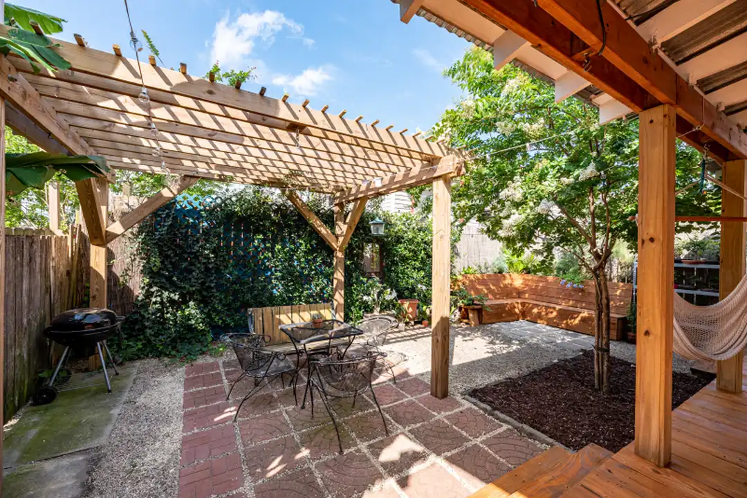 2824 Banks St - View 3
