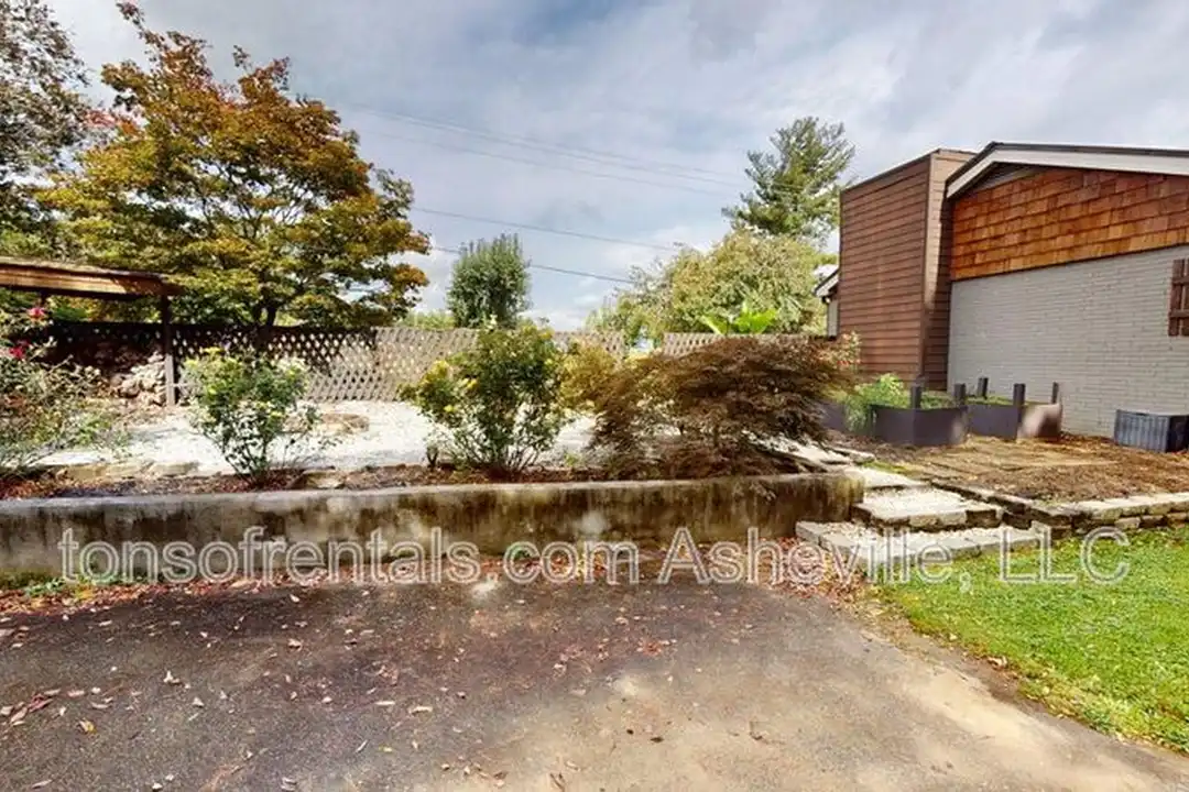 423 Crest Rd - View 3