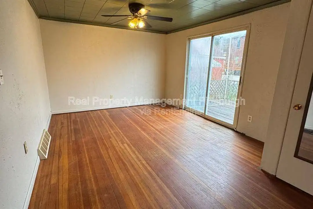 2837 Capitol St – photo 1 of 9