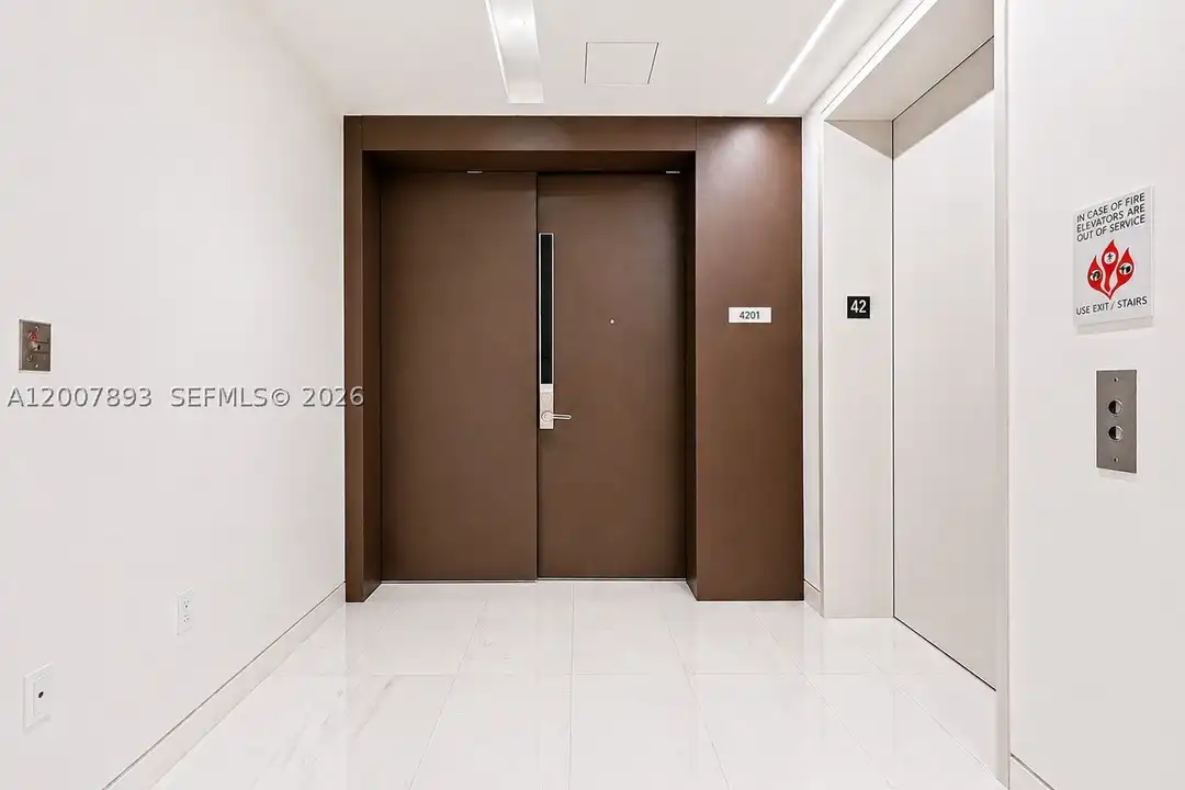 Apartment in Miami, Torch of Friendship - View 3