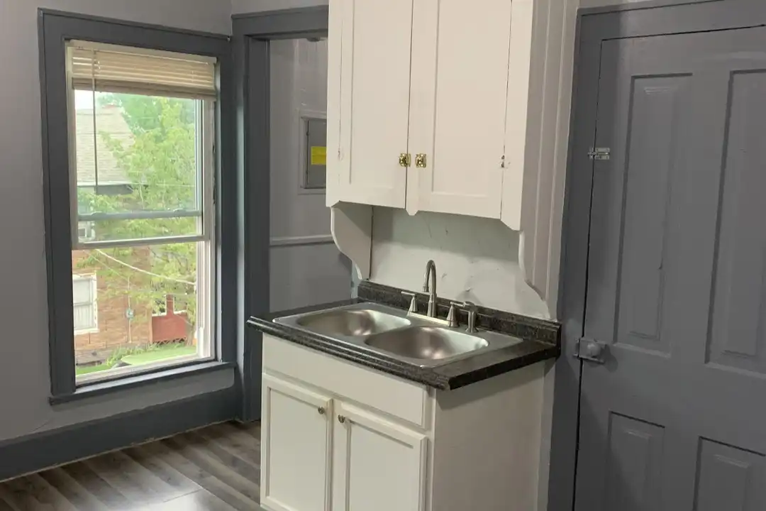 407 Oak Ave SE – photo 1 of 20