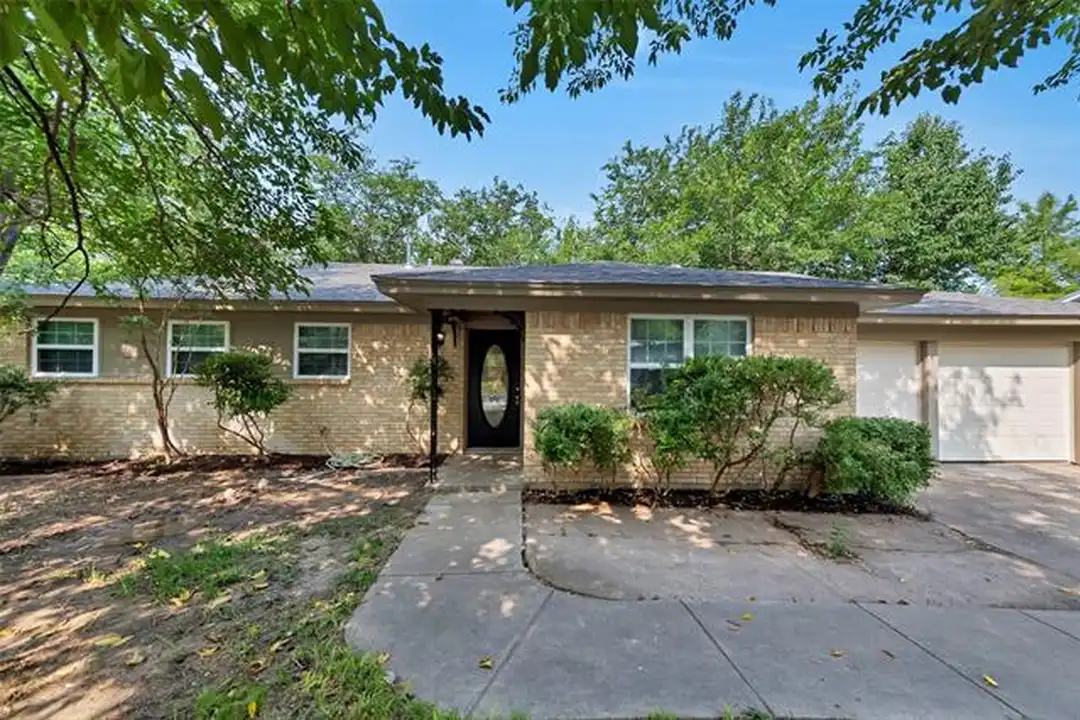 2833 Kingsbury Ave - View 3