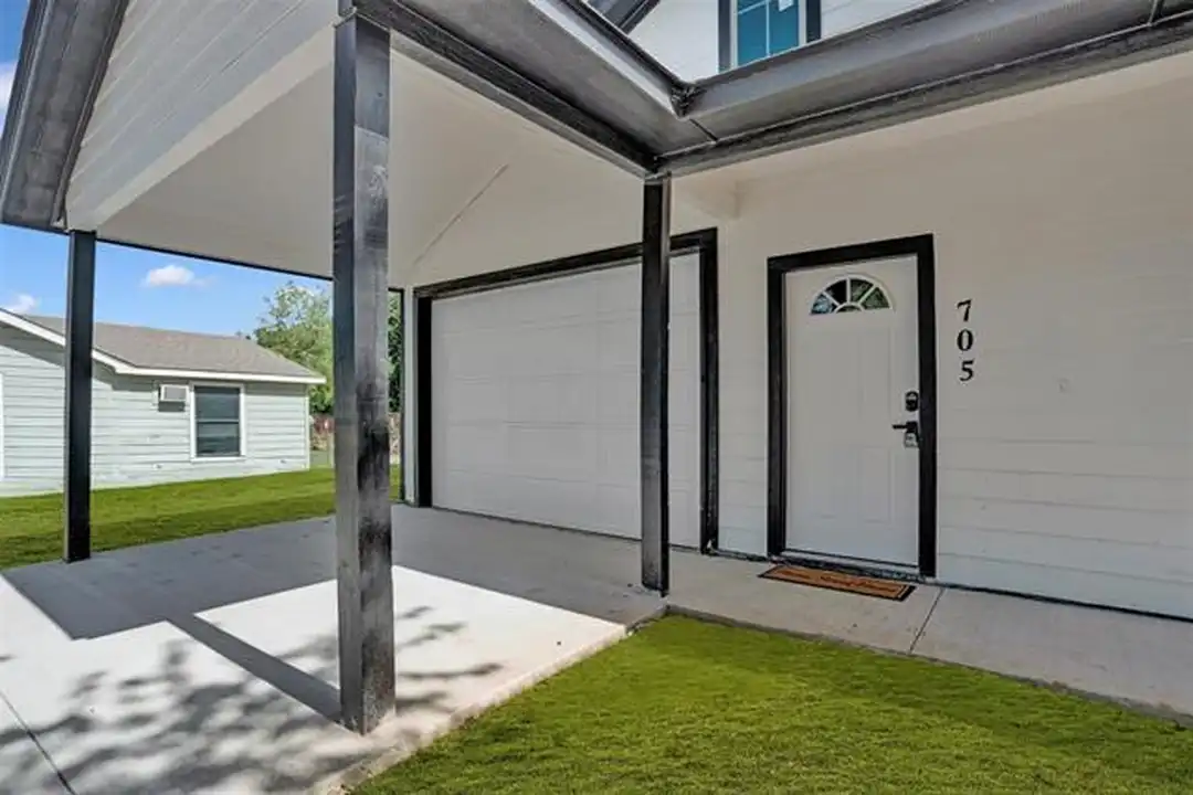 705 E Hanna St - View 3