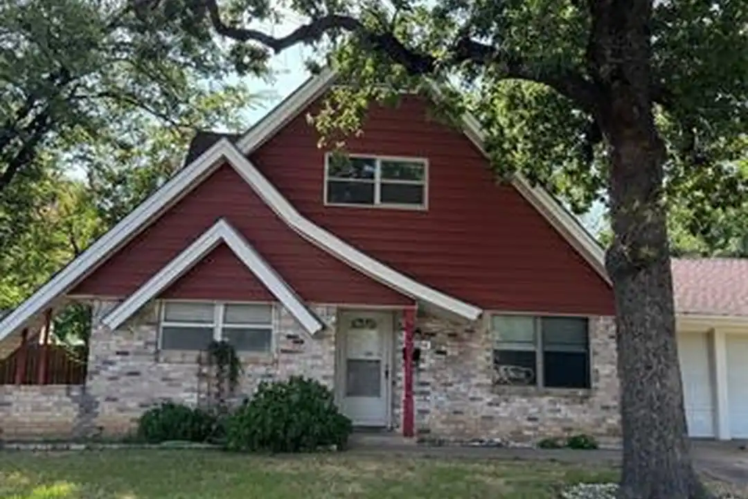 1004 Oakwood Dr - View 2