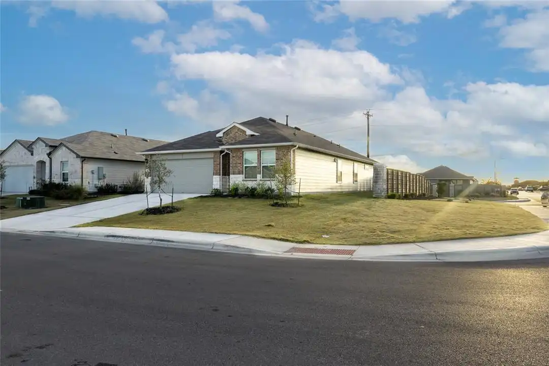 401 Abbey Ln – photo 1