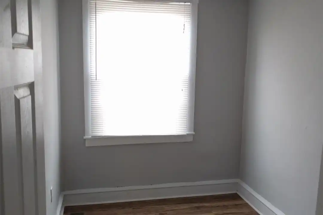 6005 N Woodstock St - View 2
