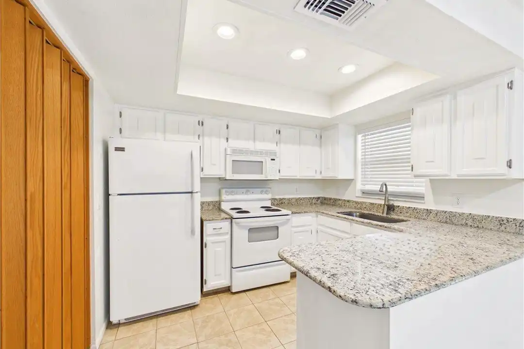 18541 Iris Rd - More