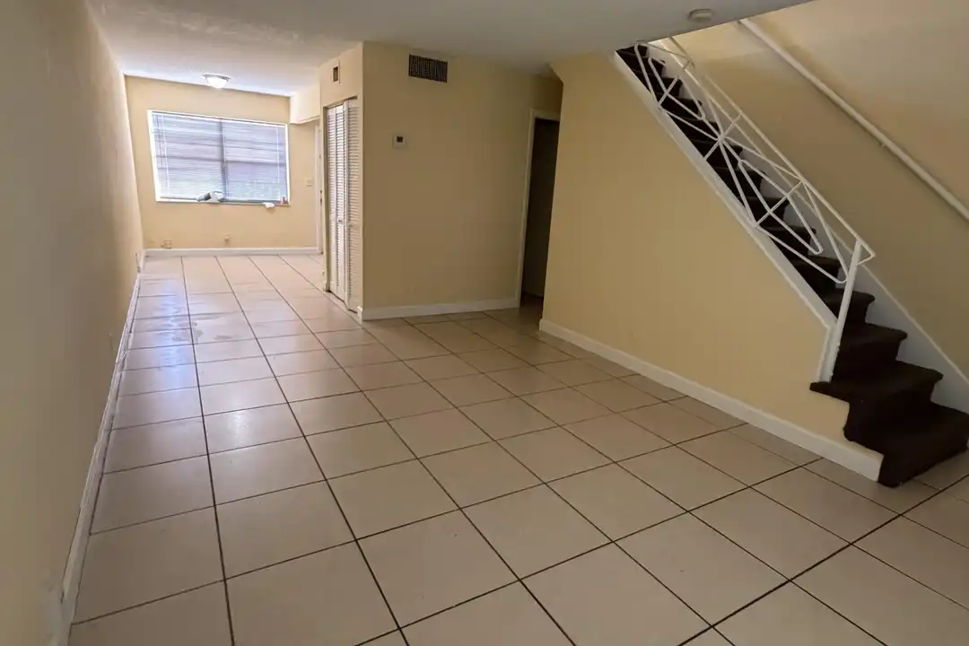 4700 NW 9th Ct unit 4700 - View 5