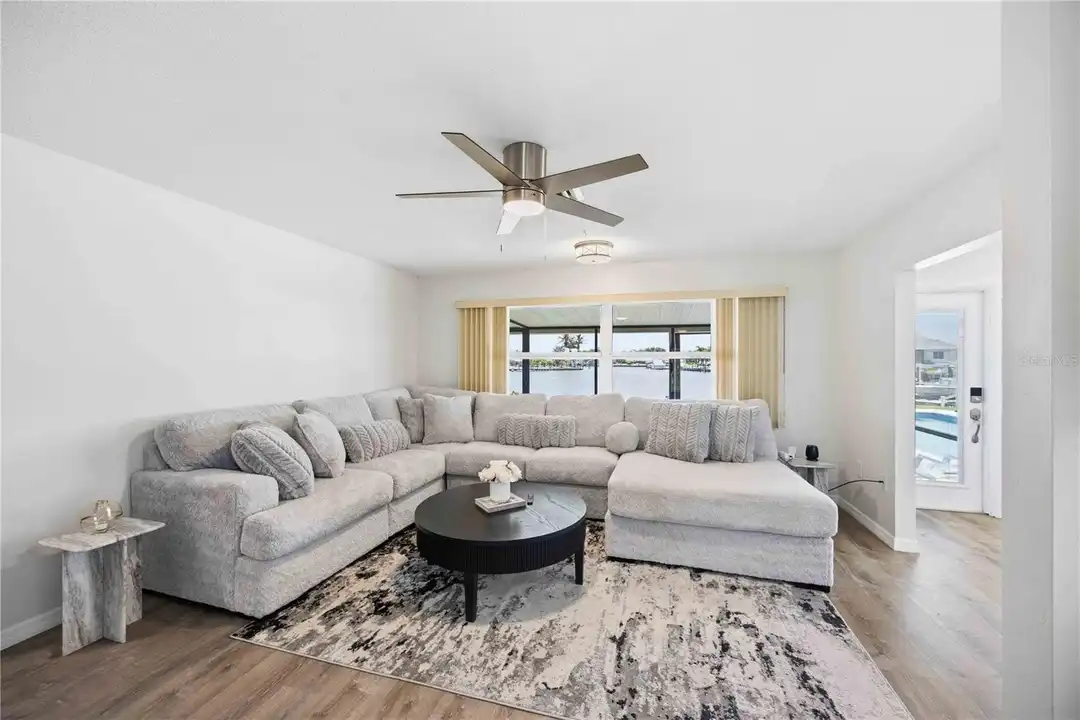 1933 Fairview Dr - More