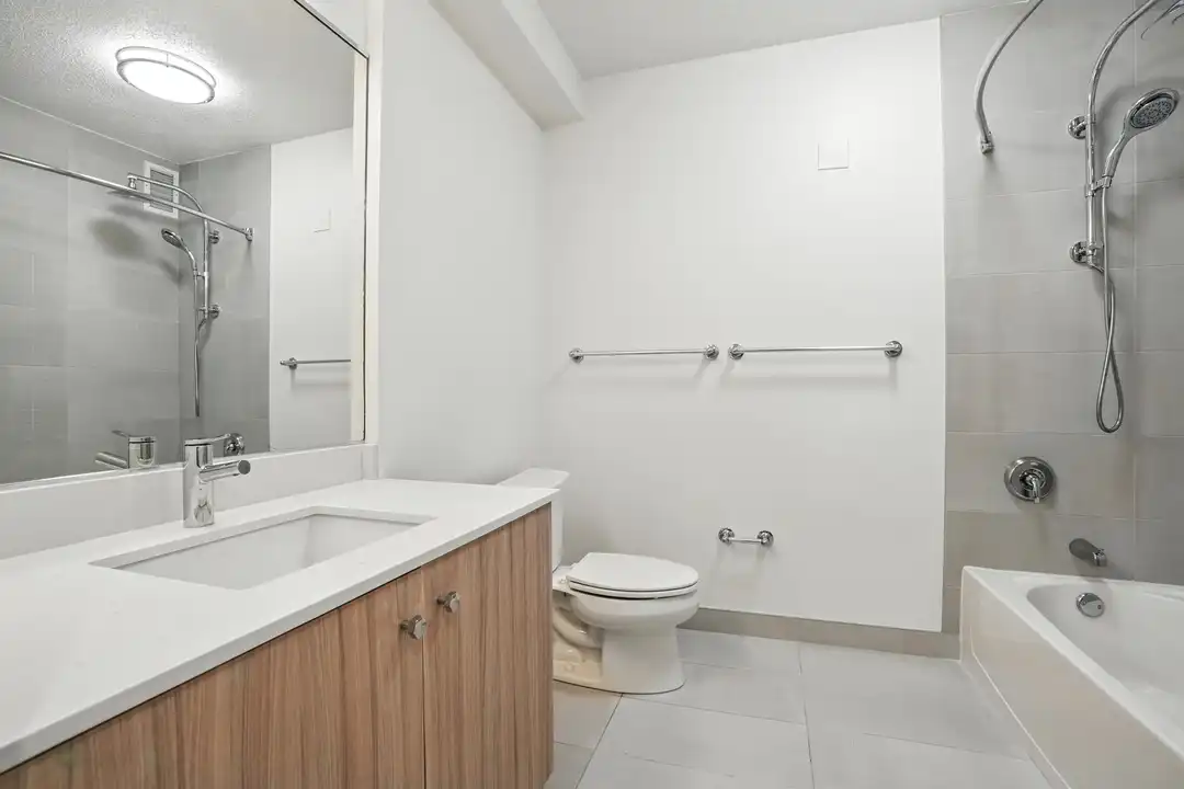 542 N Kingsbury St - More