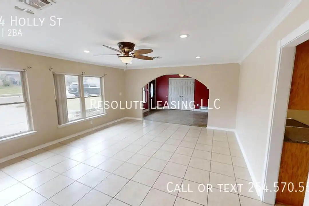 924 Holly St - View 3