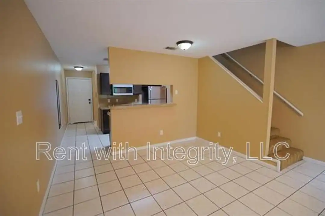 2186 Timberwood Cir N - More