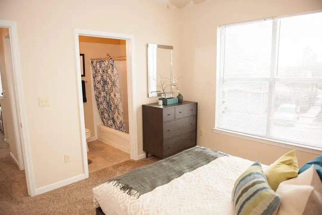 Waterford Place Apartment Homes - Vista 6