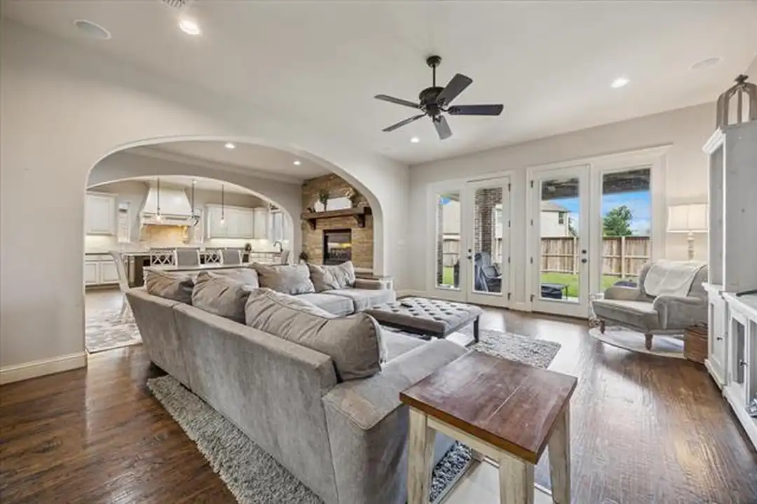 580 Butchart Dr - View 2