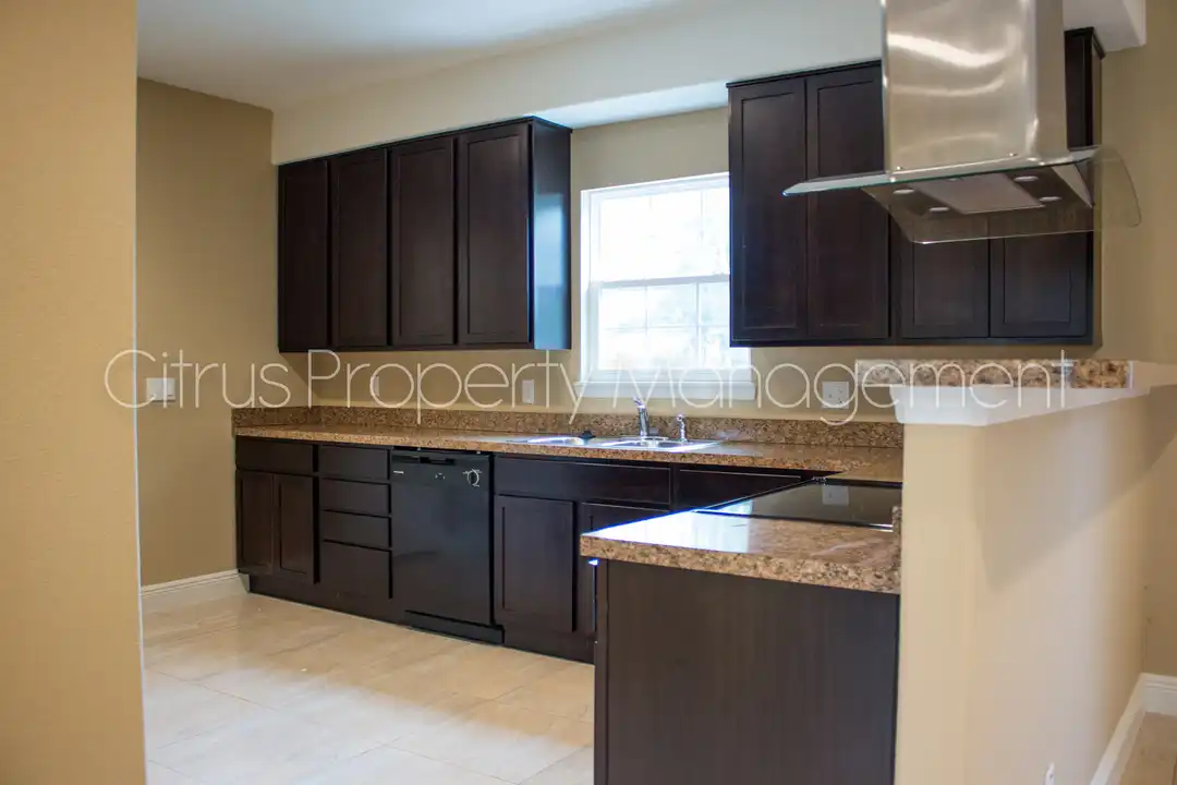 2419 S Shine Ave – pohled 5