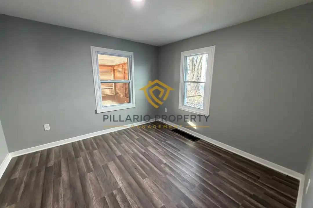 3906 Hoyt Ave - Daugiau