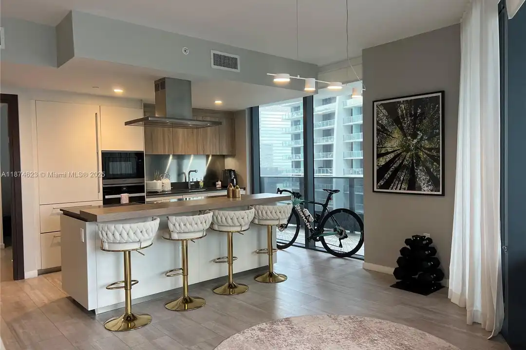 Apartment in Miami - View 3