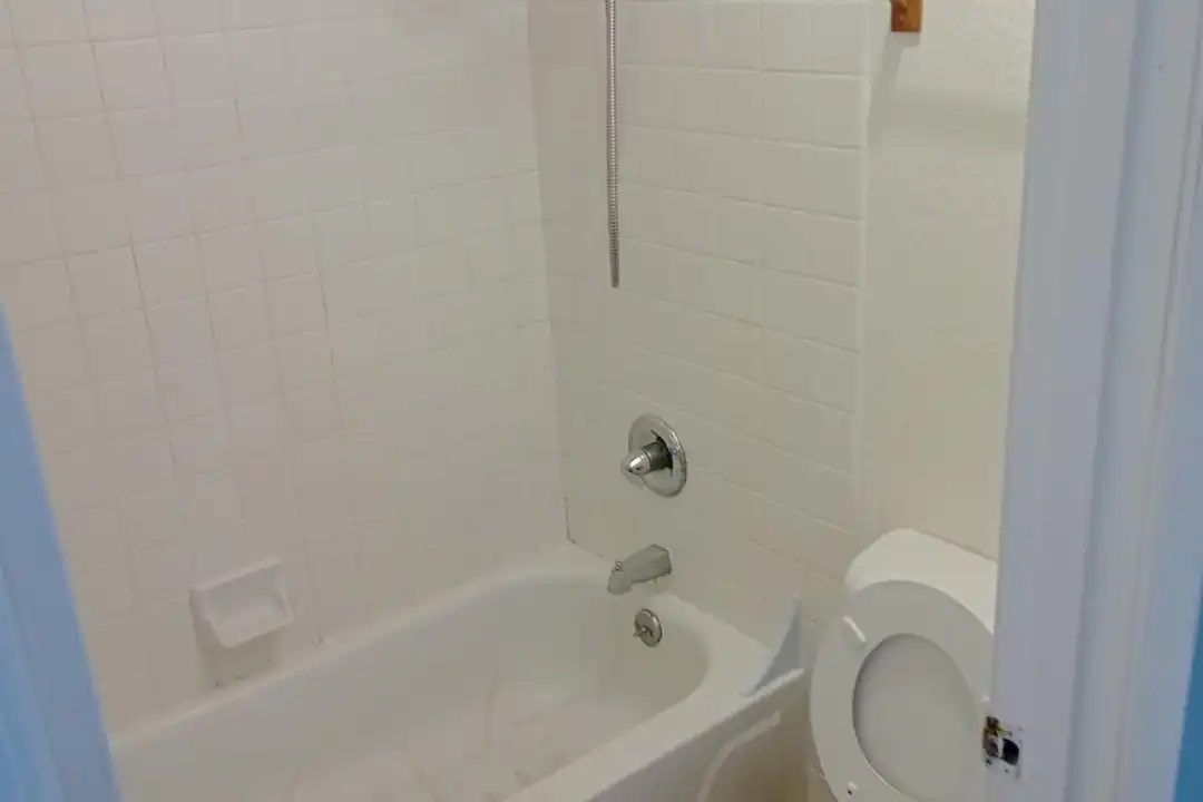Apartment in Klamath Falls - View 2