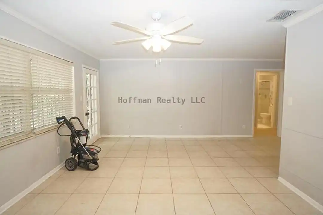 207 N Gomez Ave – pohled 6