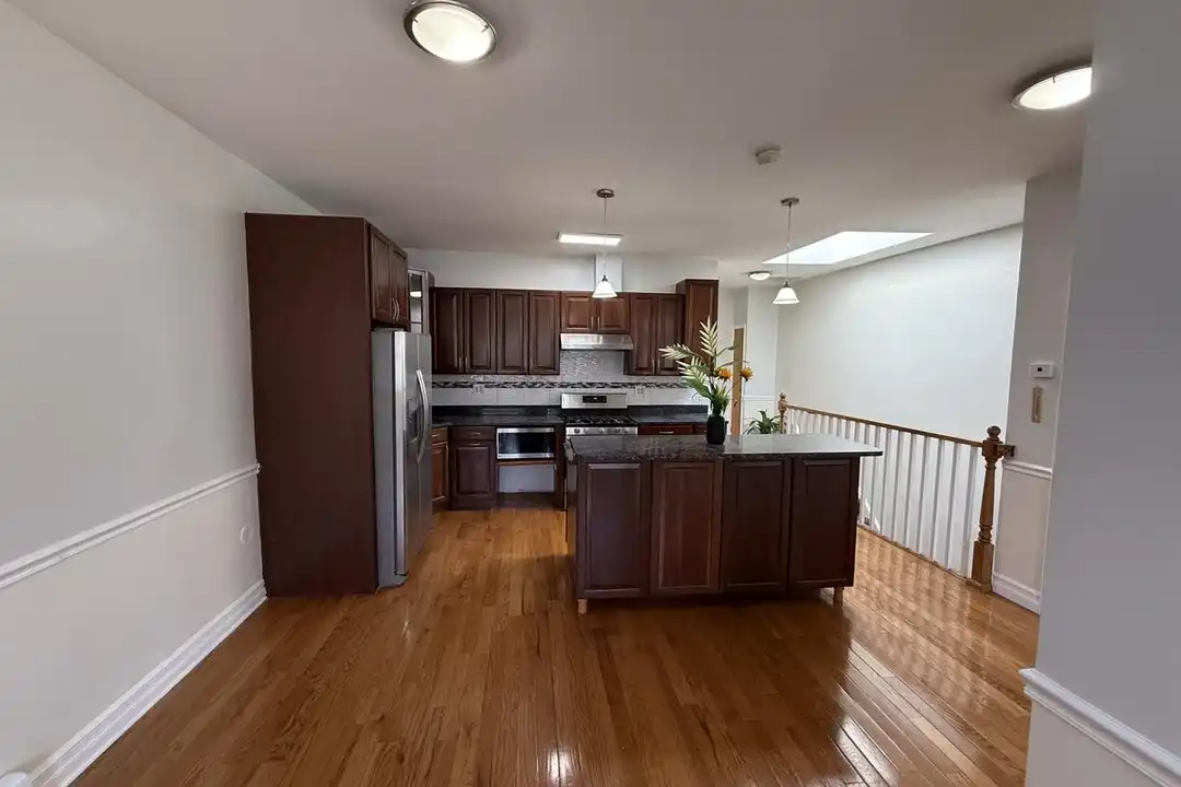 House in New York, Brooklyn Manor, Queens - View 2