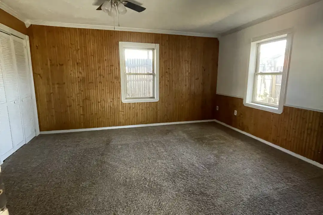 401 E Krebs Ave - More