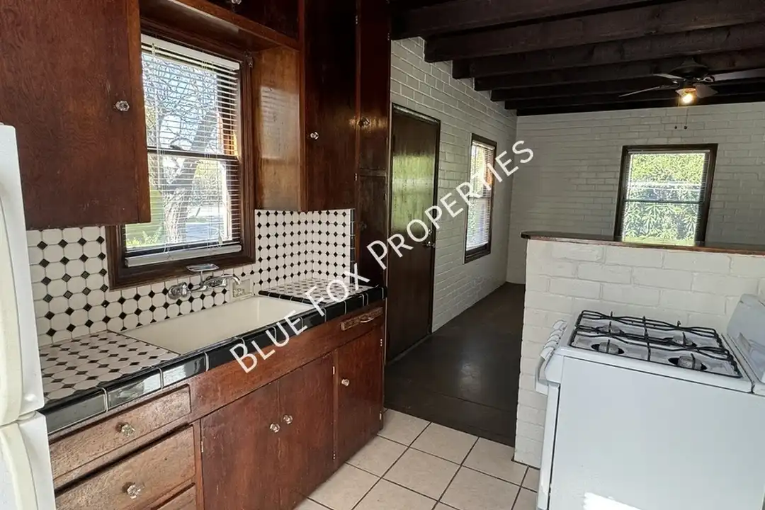 1211 N Jones Blvd - View 2