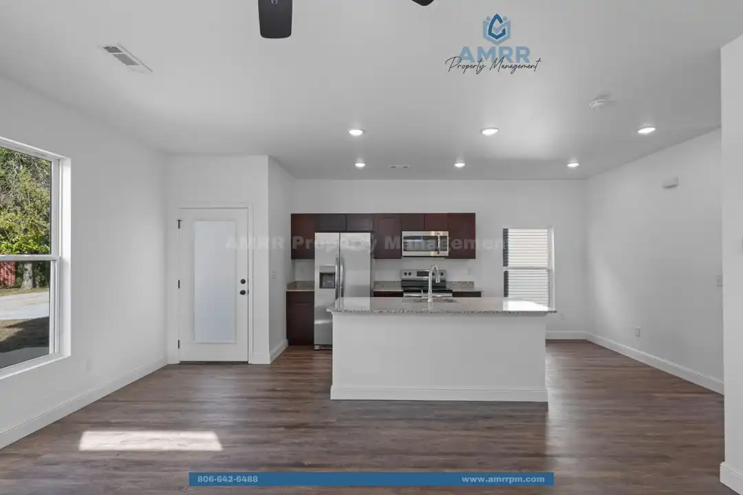 891 States Ave - View 4