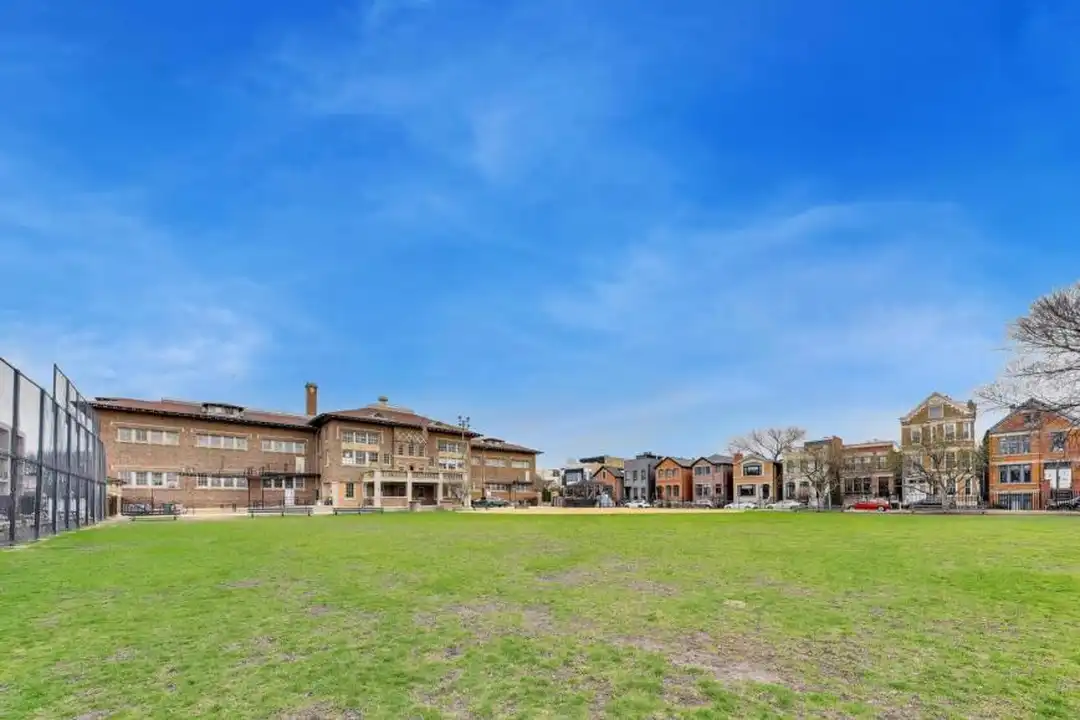 2132 N Oakley Ave - View 4