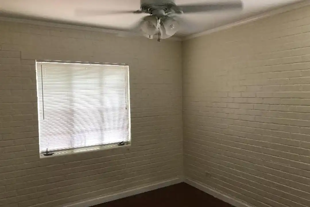 1343 E 9th St - View 4