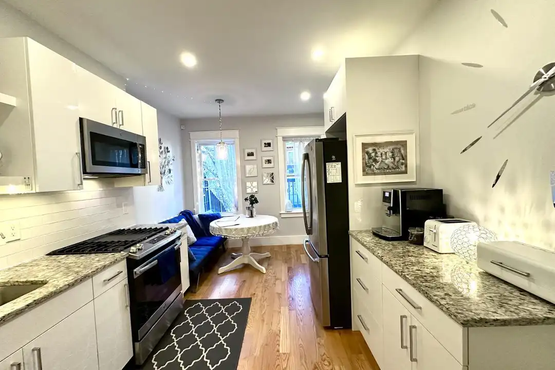 326 Chelsea St unit 1 - View 2