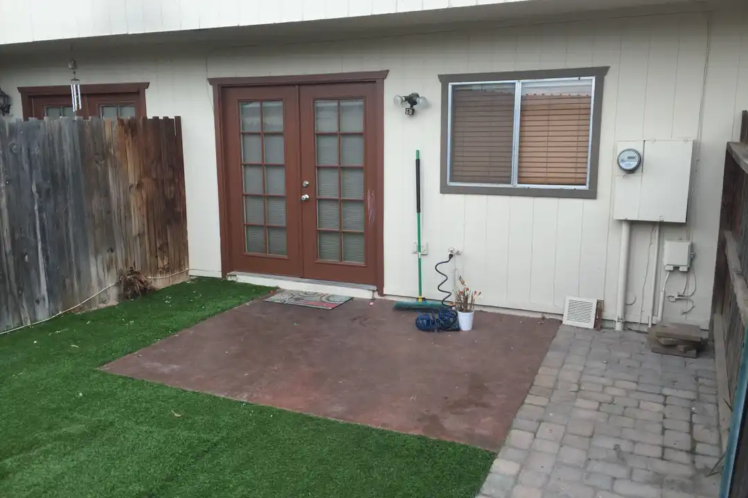 909 E Lodge Dr - View 2