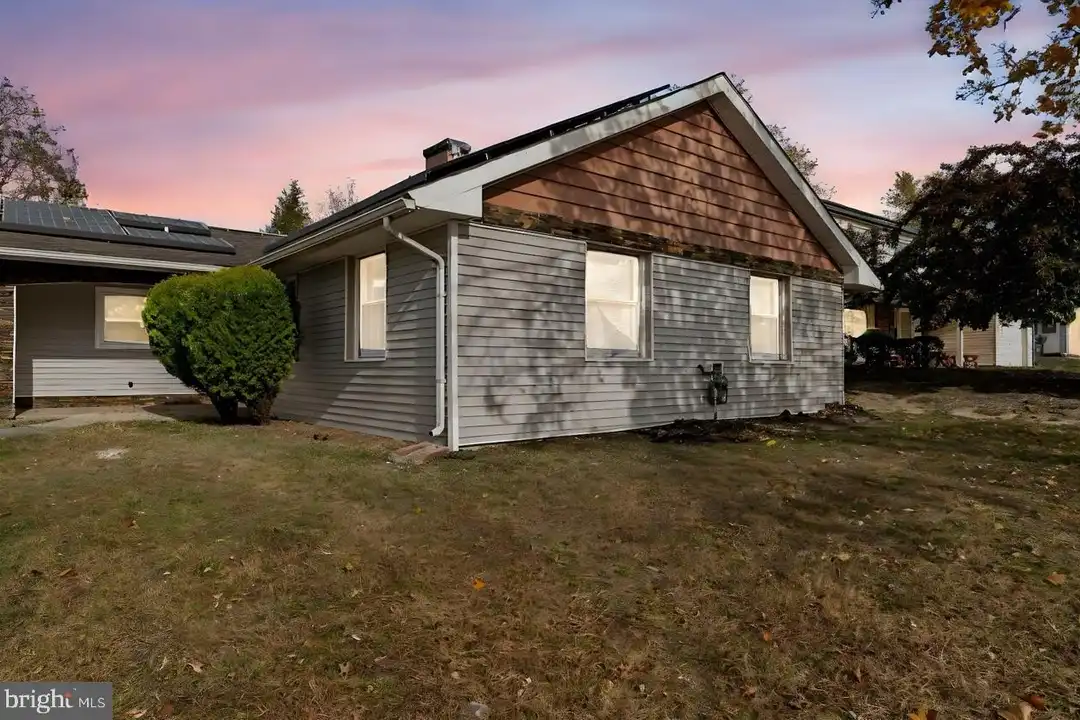 5 Burgess Ln – photo 1 of 30