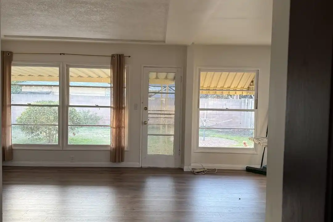 1557 Island Ave - More