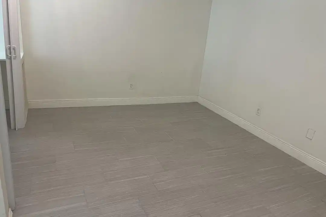1005 Vine St unit C - More