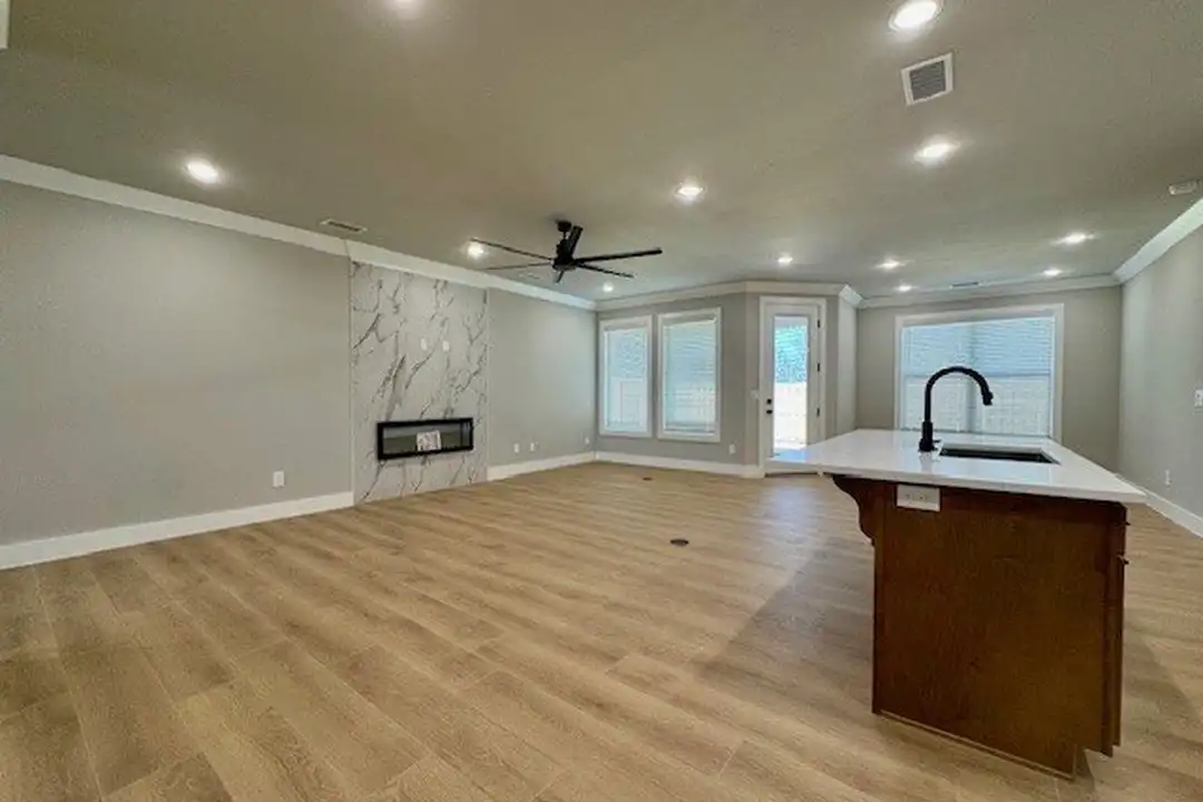 1700 Jensen Ave - More