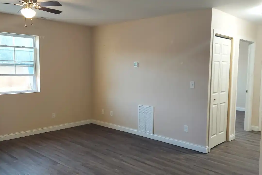 52 Westwood Dr unit 5 – photo 1 of 11