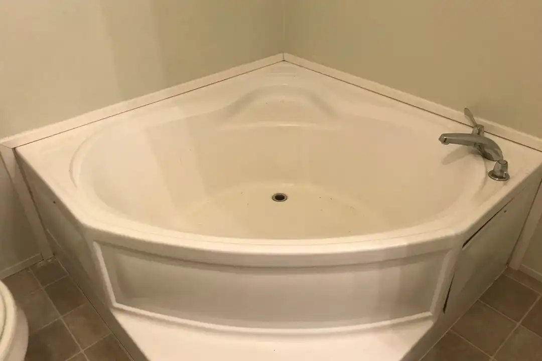 Apartment in Klamath Falls - View 2