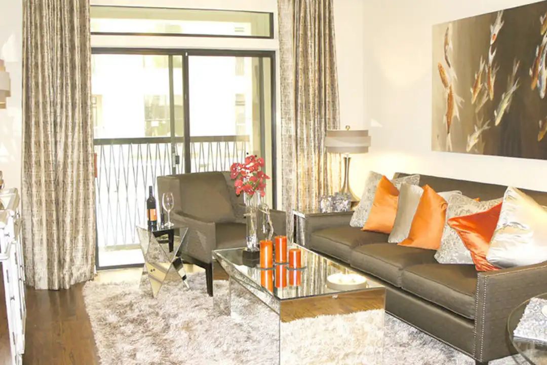 2701 W Dallas St - More