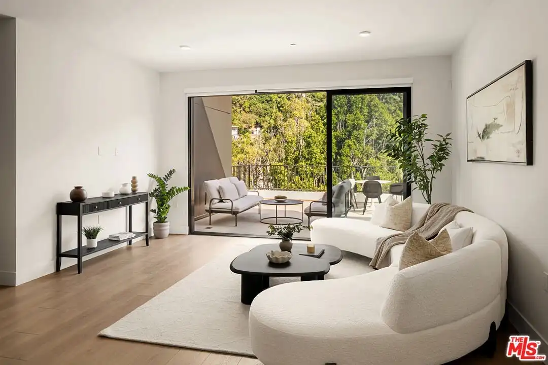 Apartment in Los Angeles - View 3