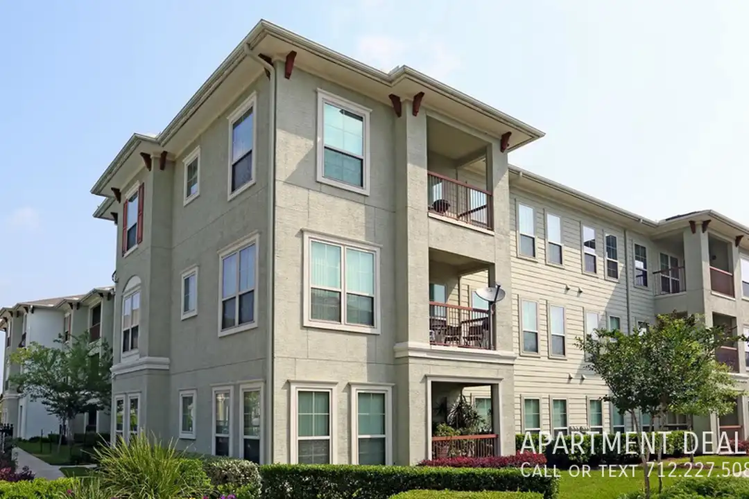 1461 Louisiana Ave - More
