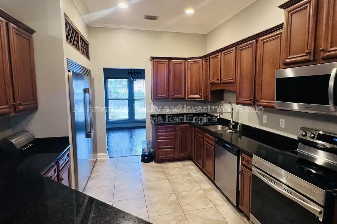 598 Emerald Ln - More