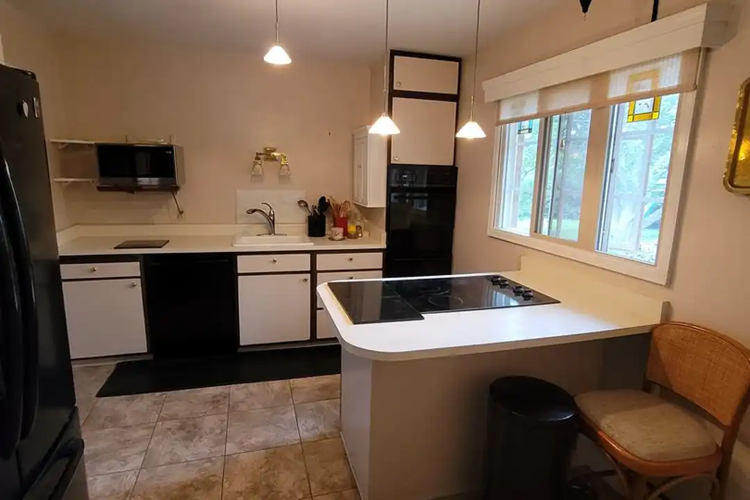 1201 Parkview Blvd - View 3