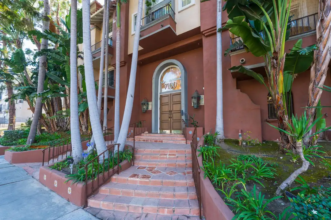 Apartment in Los Angeles - View 2