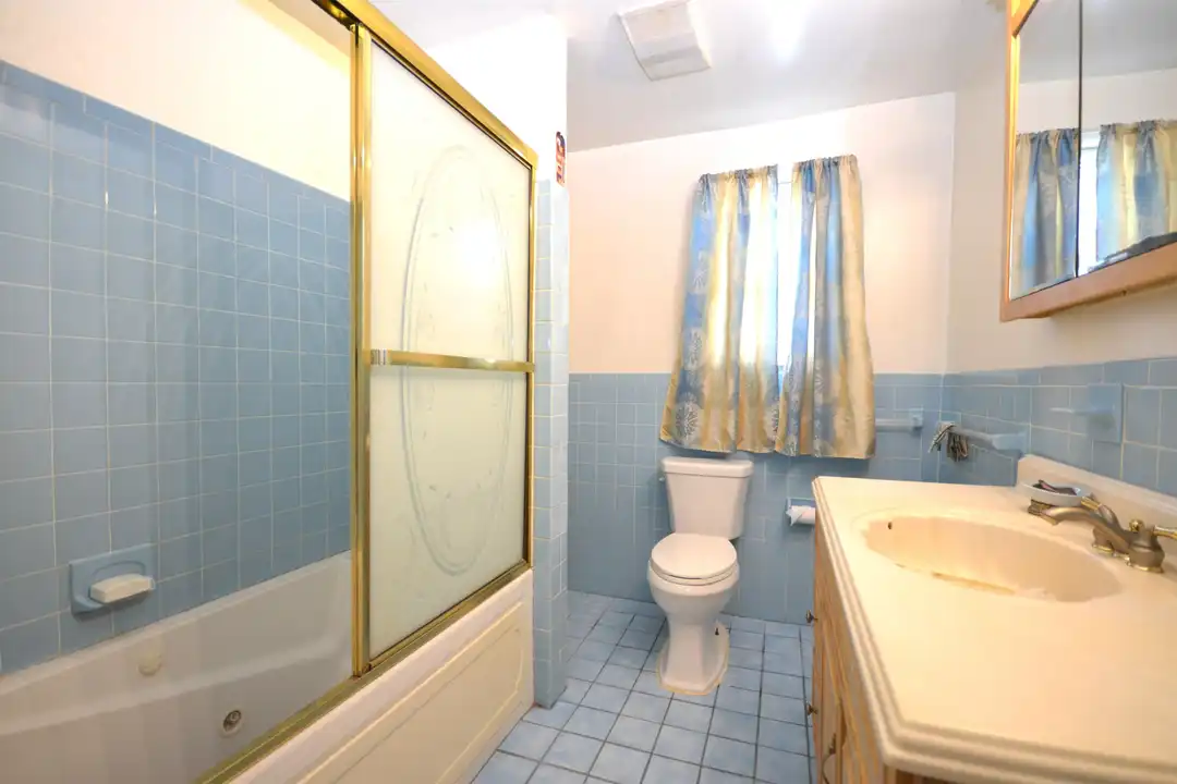 572 E 25th St unit 1 - View 3