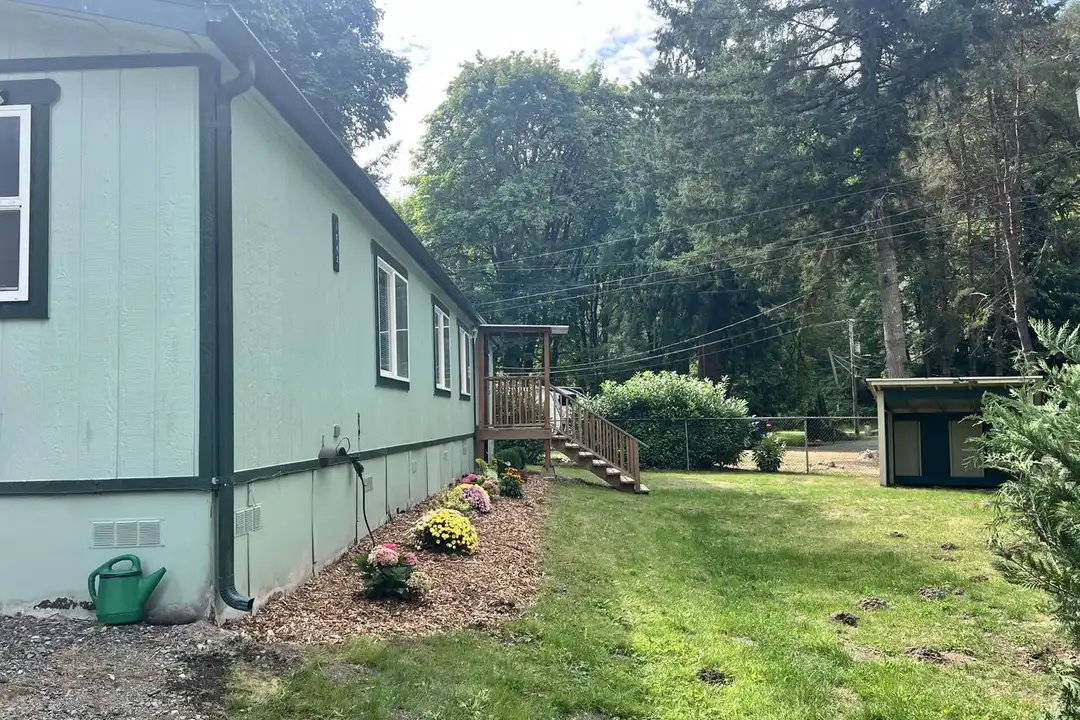 1042 Clubhouse Ln SE - View 6