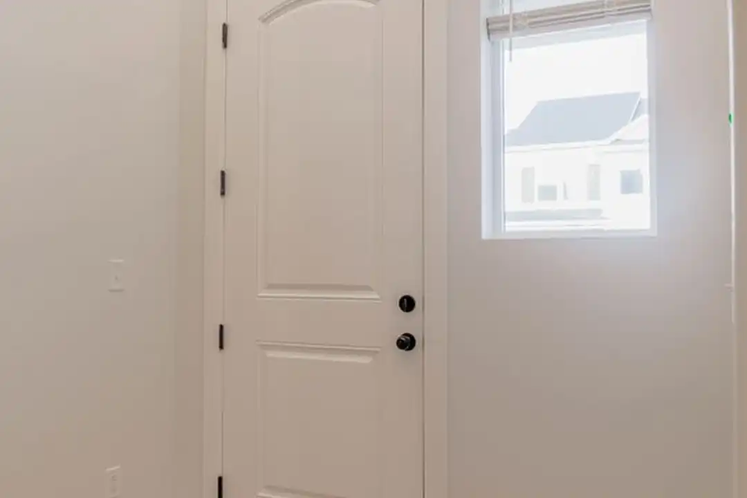 Apartment in Eagle Mountain - View 3