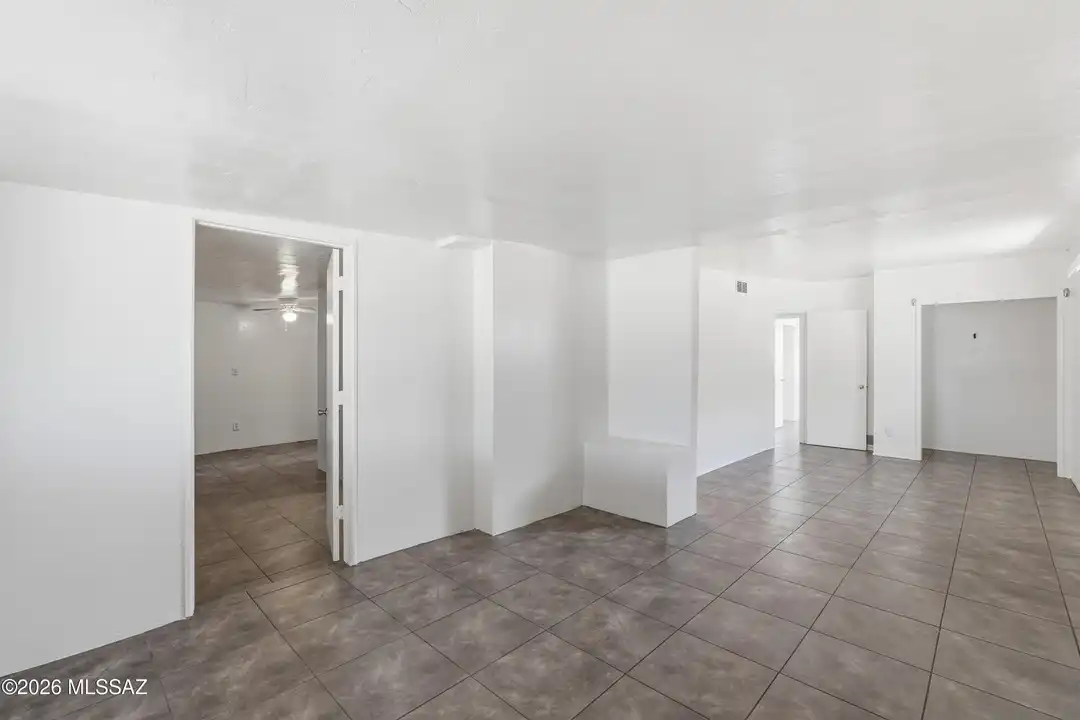 1808 W Caravelle Rd - More