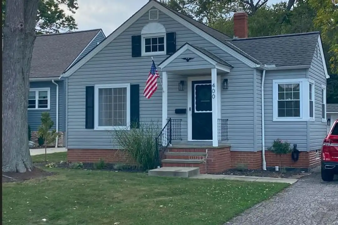 400 Kenilworth Rd – photo 1 of 19
