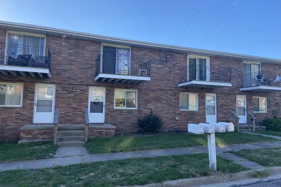 1244-1250 Cliffside St unit 1250 – photo 1 of 23