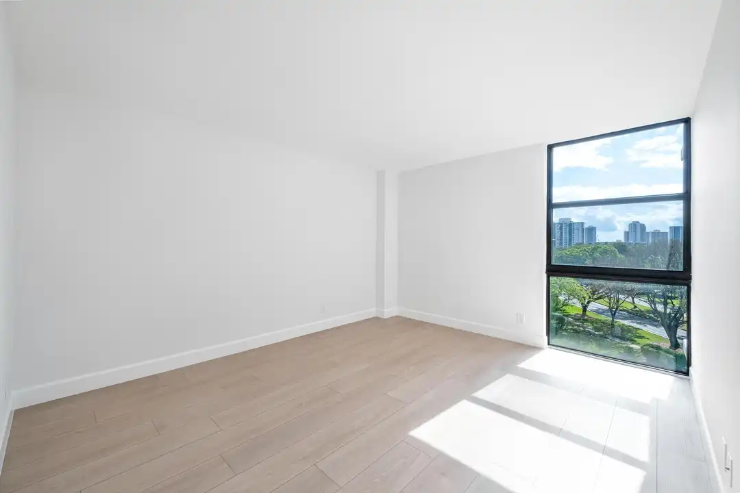 20400 W Country Club Dr unit 610 - View 6